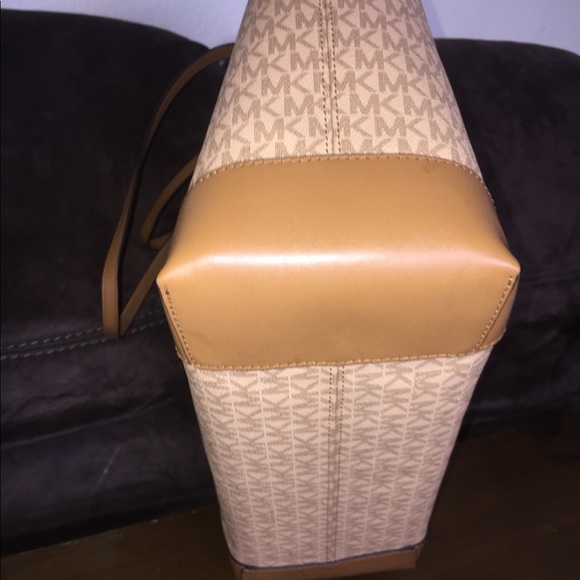 🤩SOLD🤩🎄🎉SPECIAL MICHAEL KORS TOTE W/wristlet - Picture 4 of 8